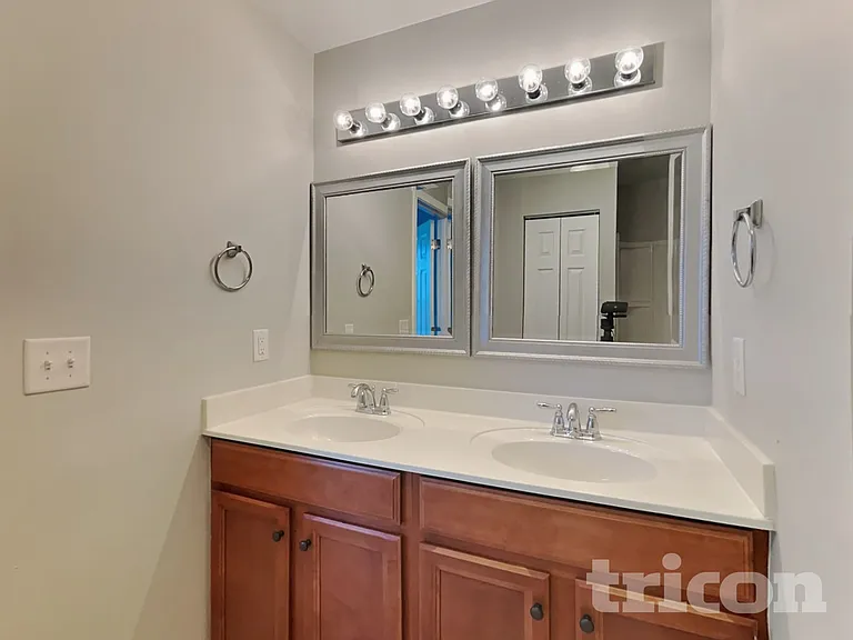 1068 Countess Ln — Photo 8
