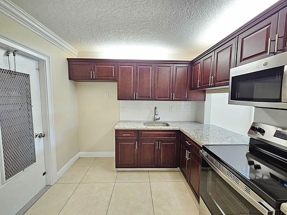 5th image of 2562 Garden Drive N #202