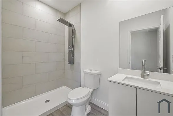 934 Binkley St E — Photo 9