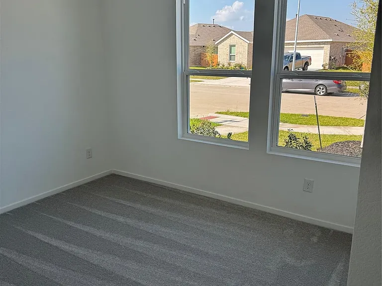902 Heaven Dr — Photo 16