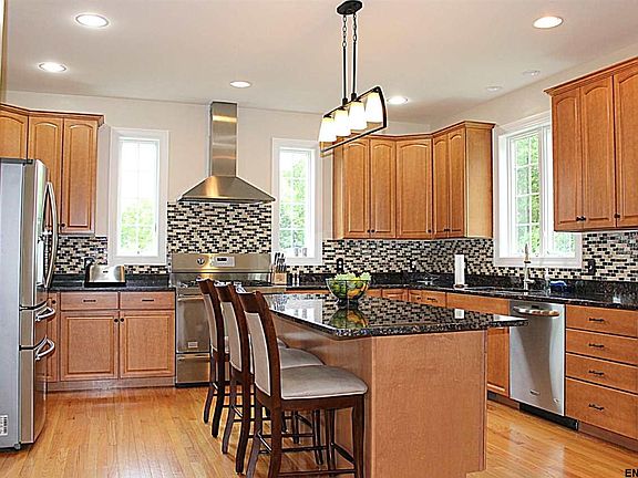 5th image of 693 Maura Ln
