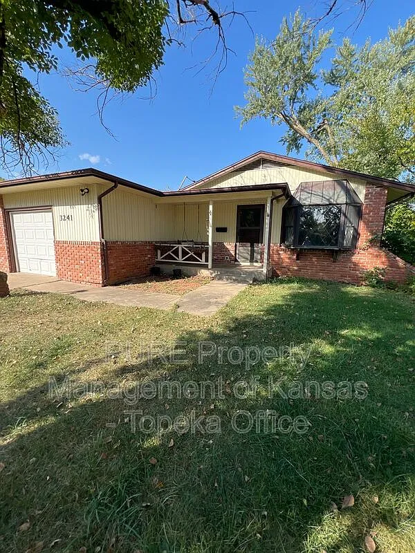 3 bed, 1.0 bath, 960 sqft, $1,325 — Photo 1
