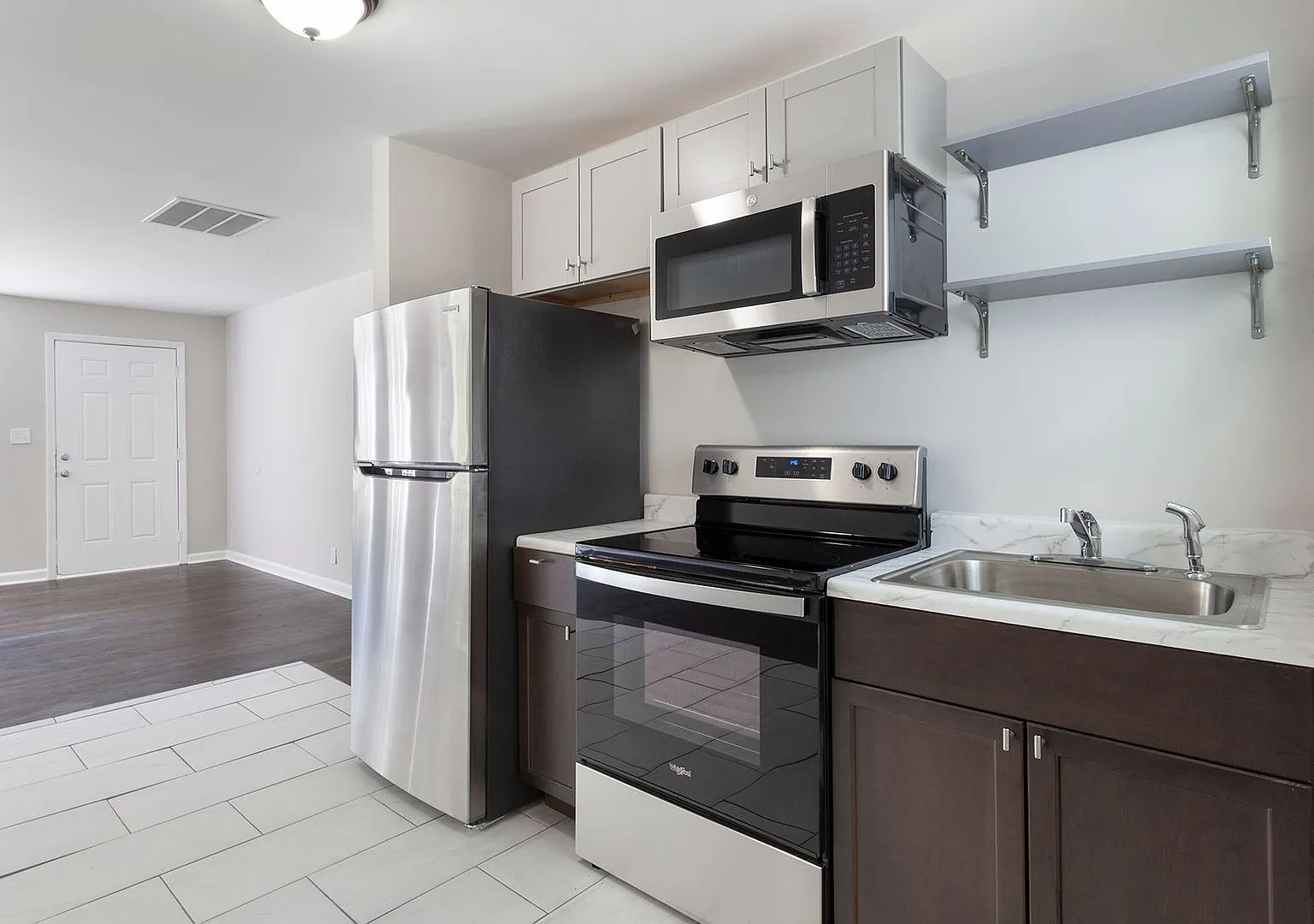 2/1 on Corner Lot w/ Sunroom & Minutes From W. Midtown/Downtown! — Photo 1