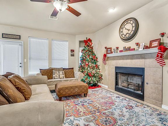 3rd image of 325 River Oaks Ln