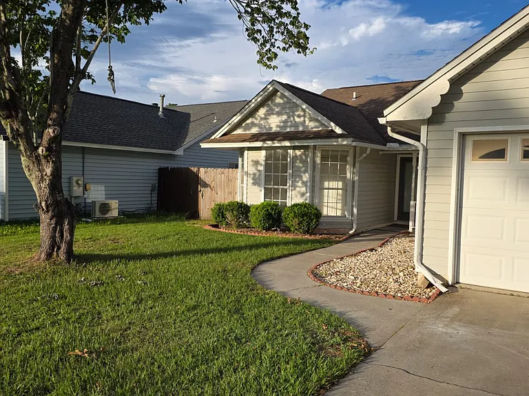 139 Heritage Cir — Photo 2