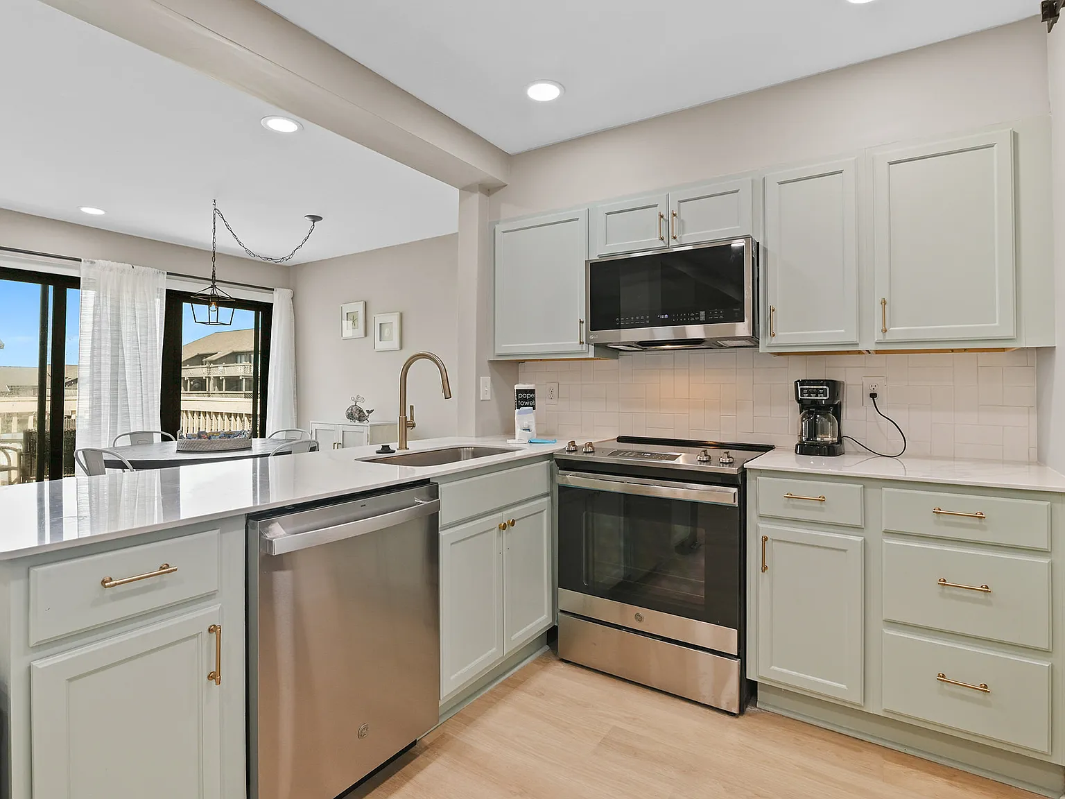 2 bed, 924 sqft, $2,400 — Photo 3