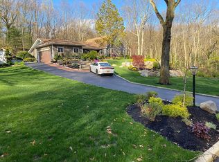 28 Treeview Dr, Melville, NY 11747
