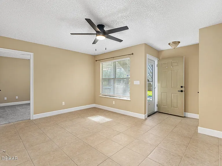 Living room, entarnce door