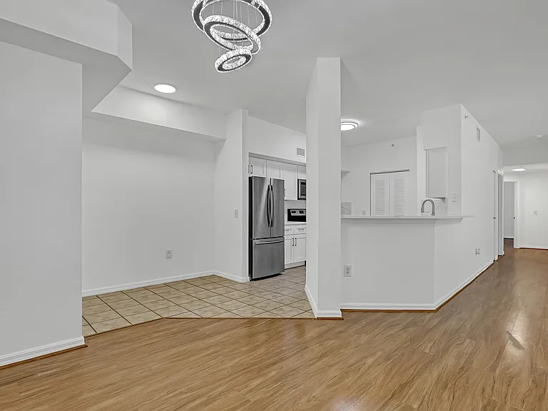 340 Crestwood Cir #302 — Photo 5