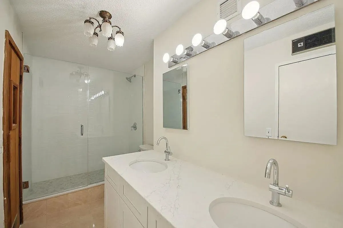 2138 Harmon Cove Tower photo 1