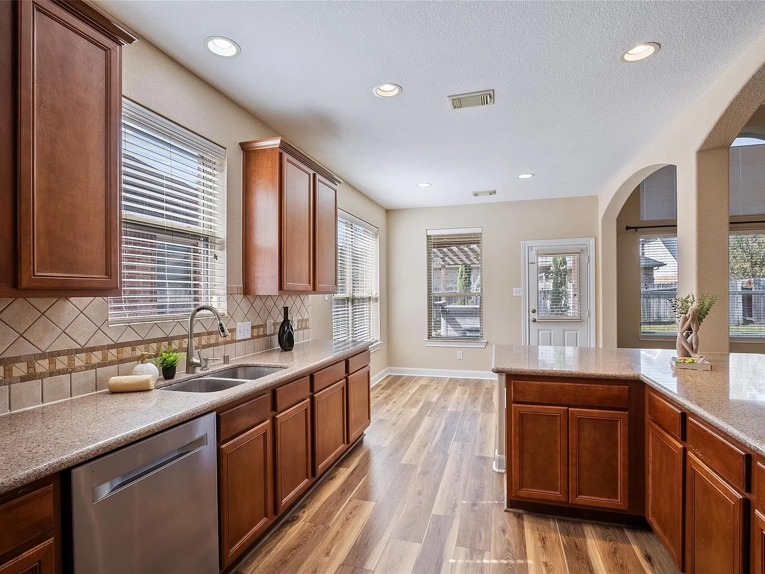4 bed, 2.5 bath, 2596 sqft, $2,500 — Photo 2