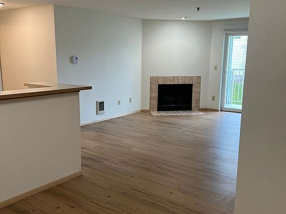 5th image of 975 Aberdeen Ave NE APT B102
