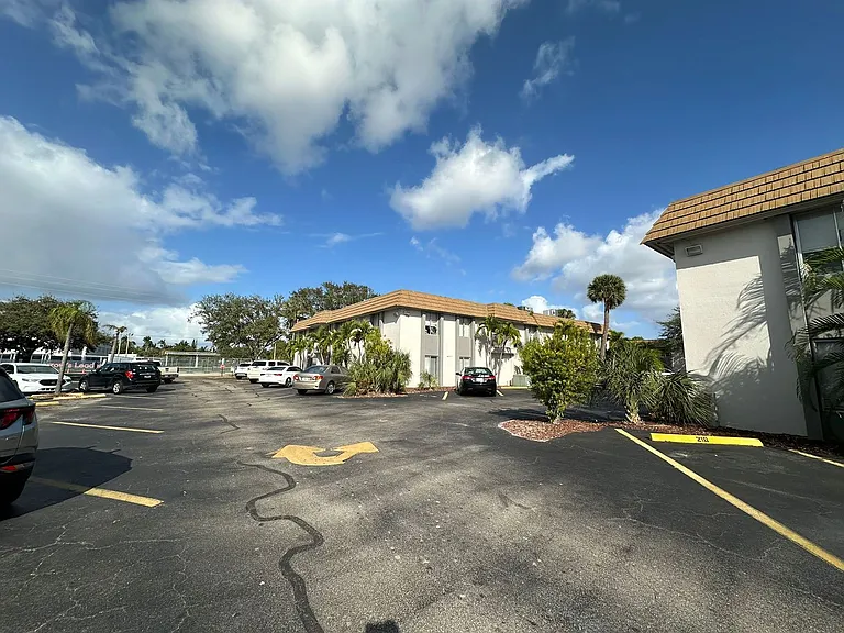 1830 Maravilla Ave #704 — Photo 38