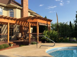 2475 Bird Ln, Batavia, IL 60510