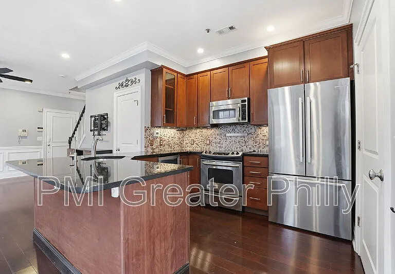243 Montrose St #103 — Photo 9