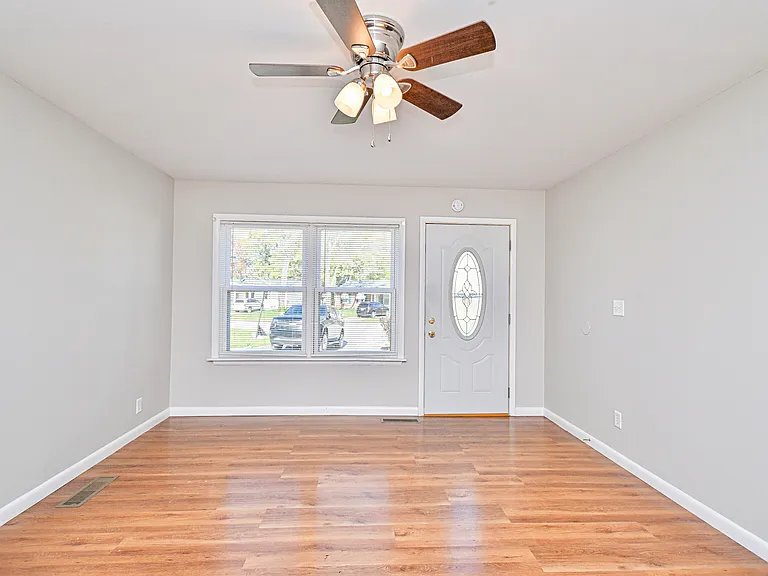 647 Bellaire Ct — Photo 2