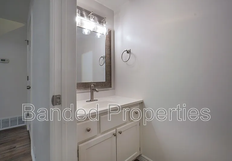 325 E Mill St S #3 — Photo 14