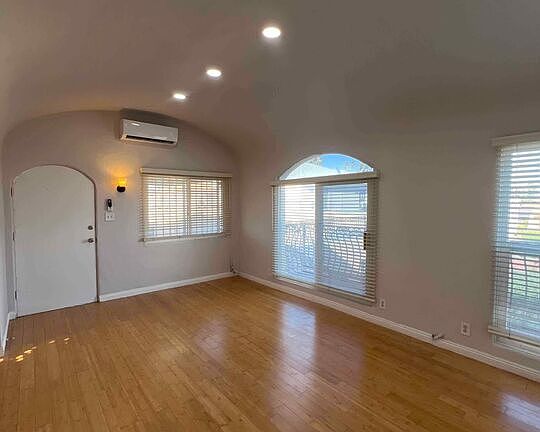 4th image of 1635-1637 S Bronson Ave