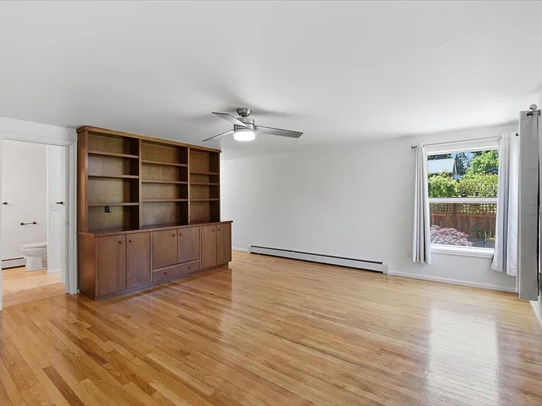 15551 Greenwood Ave N — Photo 11