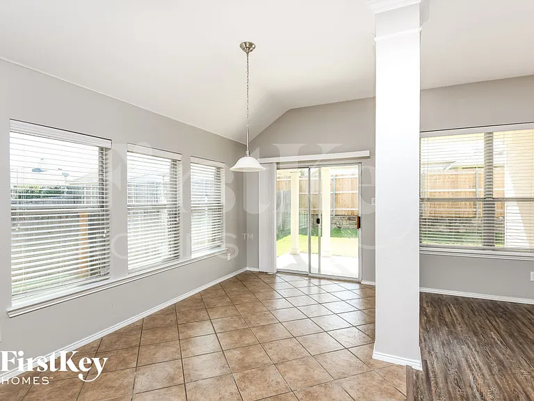 423 Hackberry Dr — Photo 4