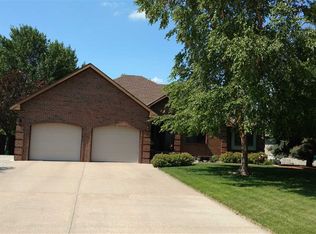 62 Cottonwood Dr, Columbus, NE 68601