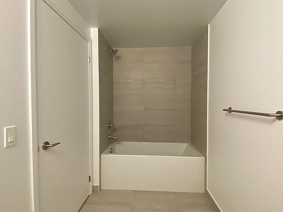 5th image of 77 Mutual St #1809