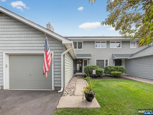 92 Hopkins Ct, Mahwah, NJ 07430