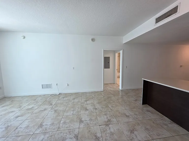 1900 N Bayshore Dr — Photo 12