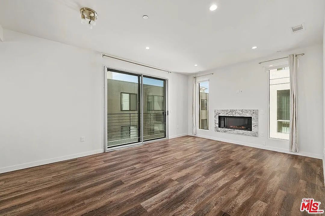 3 bed, 2616 sqft, $6,100 — Photo 2