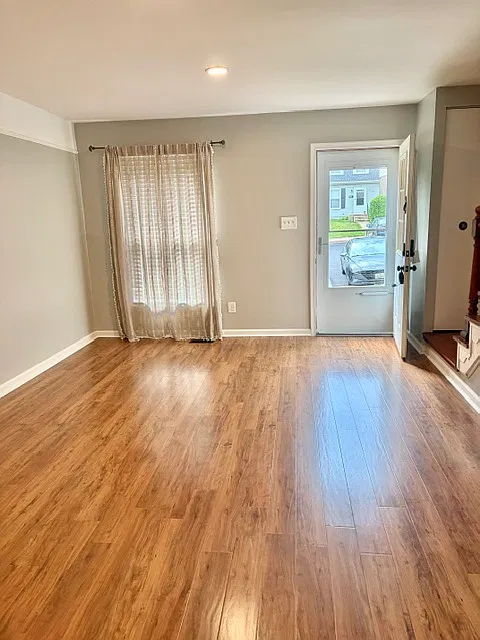 3 bed, 1.5 bath, 1056 sqft, $2,000 — Photo 3