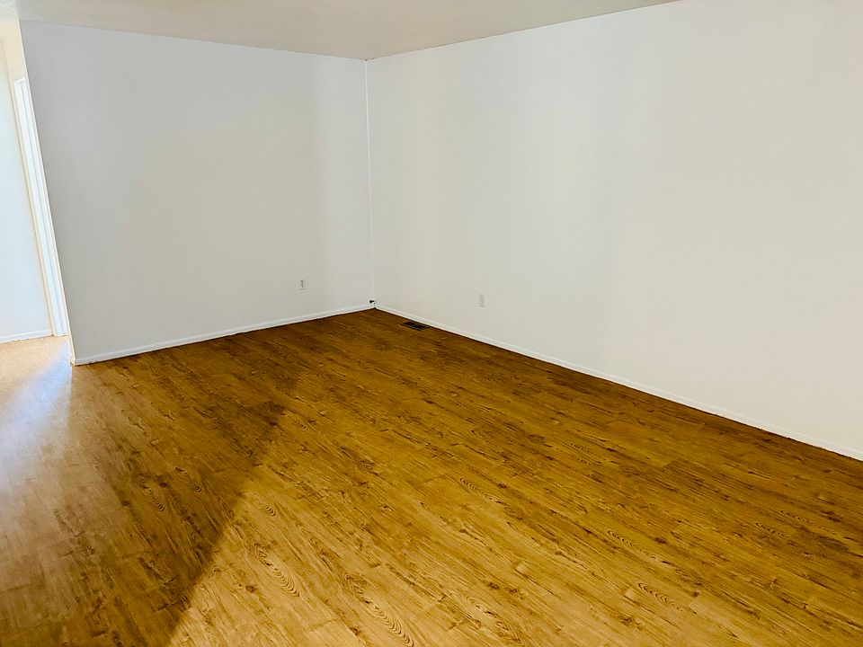 Living Room: 12'x18'