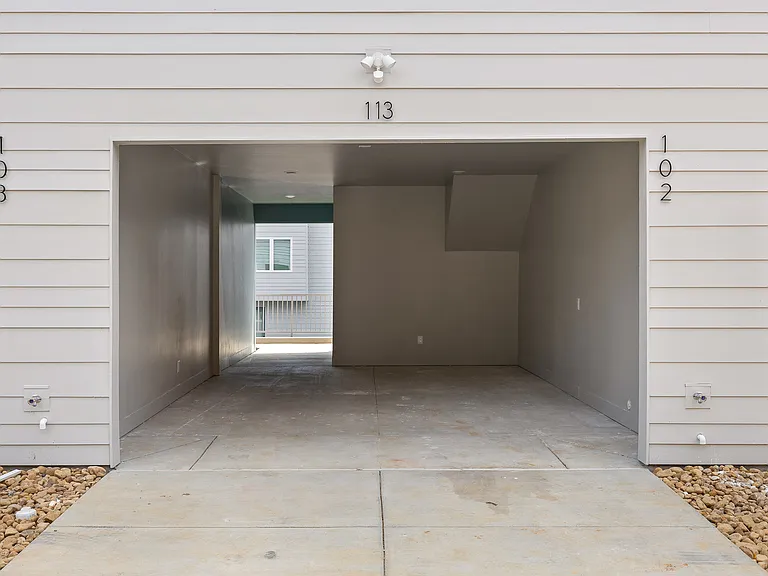 113 E Oldham Ave — Photo 10