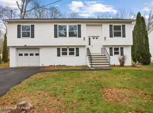 1717 Gordon Ln, Tobyhanna, PA 18466