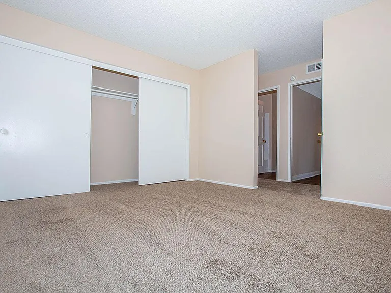 Sunset Pointe Apartments — Photo 17