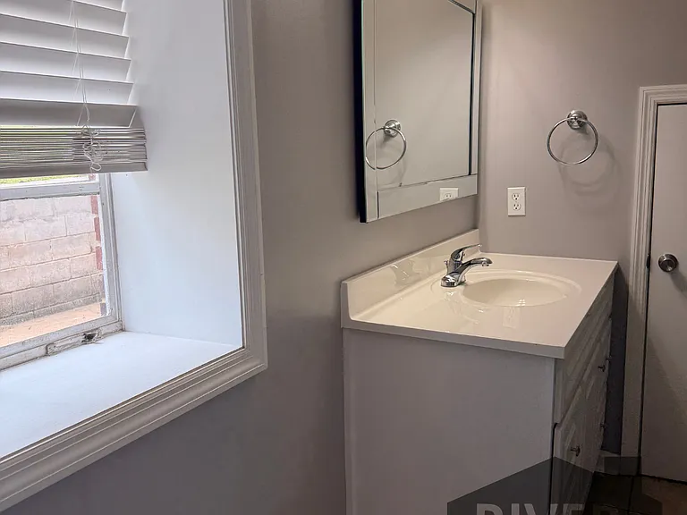 721 W Lelia St — Photo 19