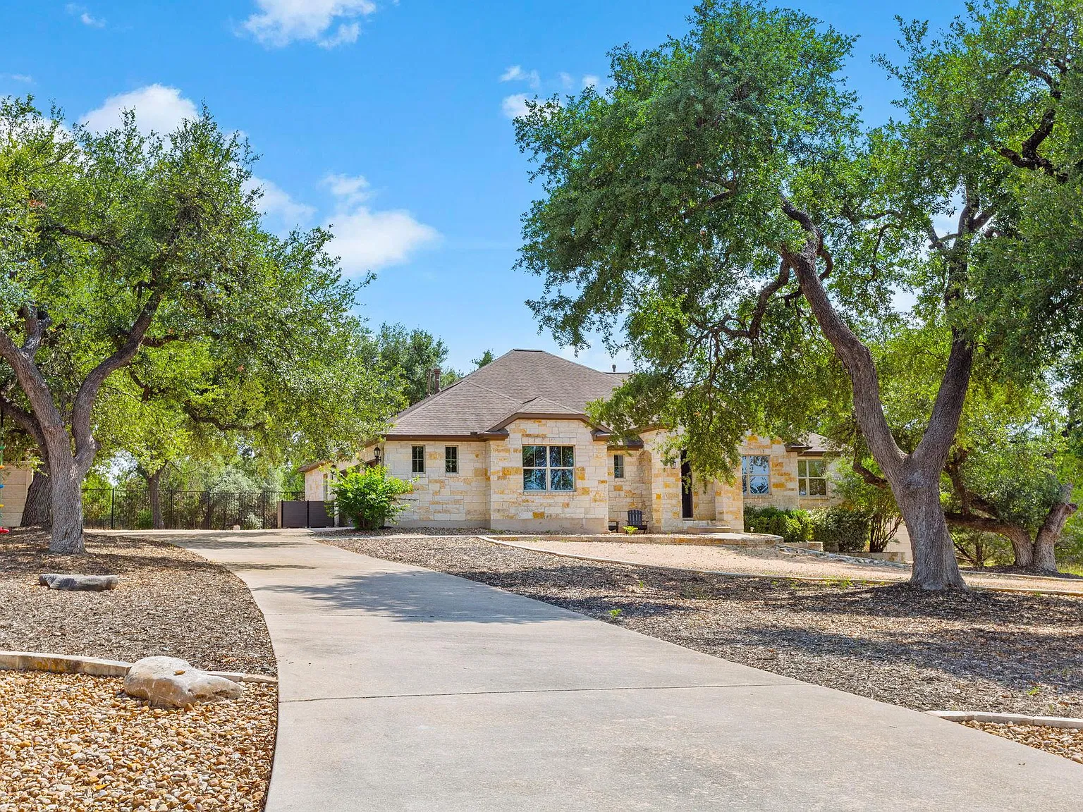 3 bed, 2.5 bath, 2512 sqft, $4,200 — Photo 2