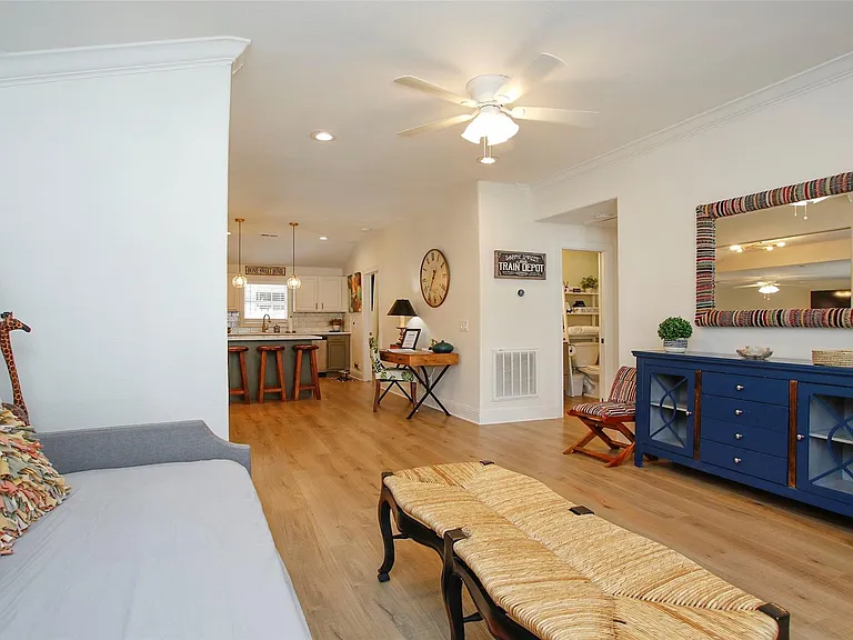 1518 Sabine St — Photo 10
