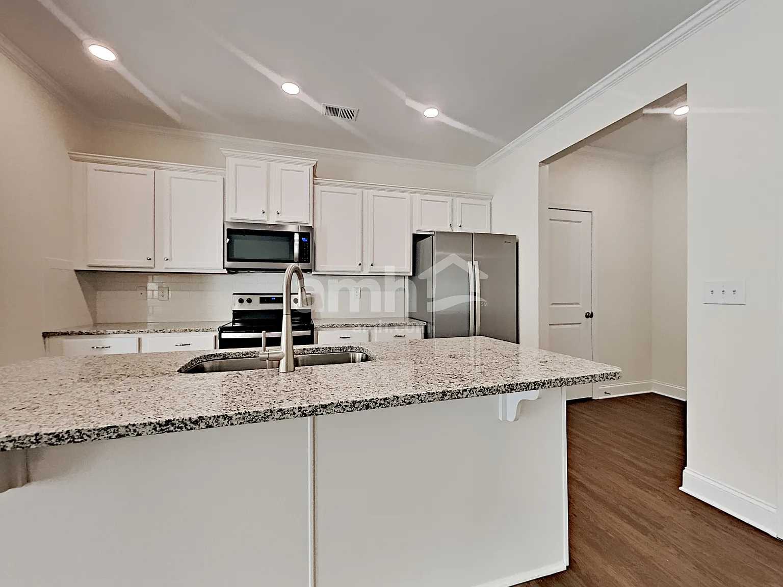 4 bed, 2.5 bath, 2090 sqft, $2,550 — Photo 3