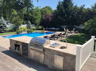 3 Foxboro Rd, Hampton Bays, NY 11946