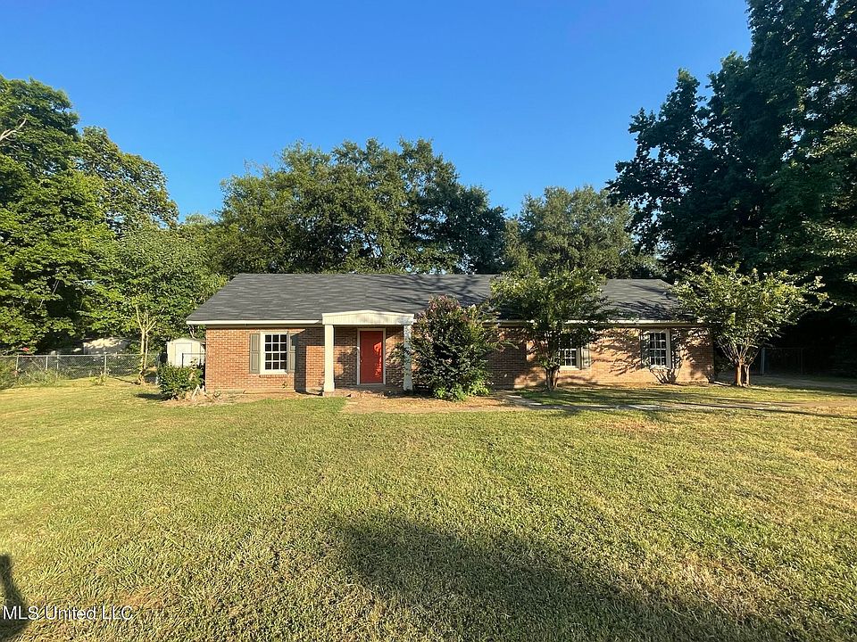 1st image of 303 Oak Ct