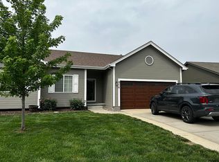 816 Lake Vista Dr, Papillion, NE 68046