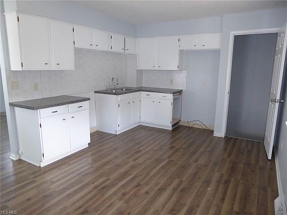 2nd image of 2218 Larkmoor St