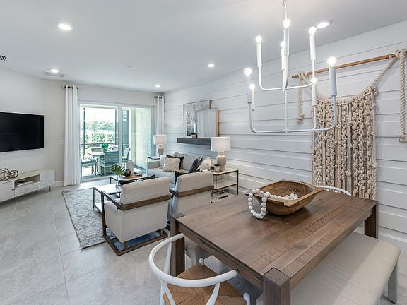 Flow-through layout, perfect for entertaining guests