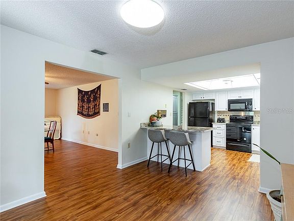 5th image of 566 Villa Vista Blvd