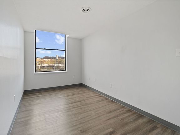 5th image of 100-102 E 8th Ave #21719CE39
