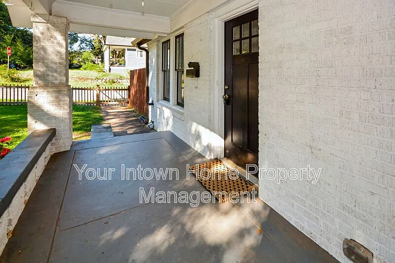 3 bed, 1.0 bath, 1140 sqft, $1,700 — Photo 3