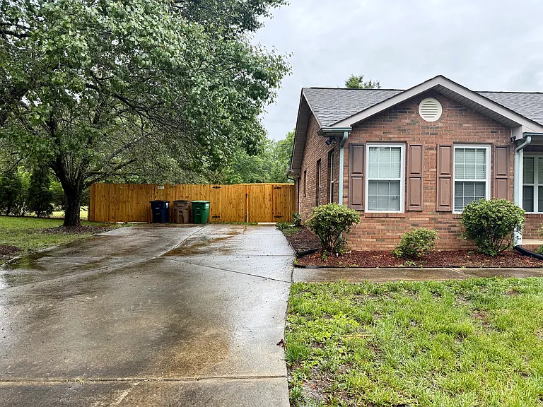 2809 Faircroft Way — Photo 2