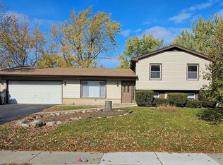 960 Millbrook Dr, Lake Zurich, IL 60047