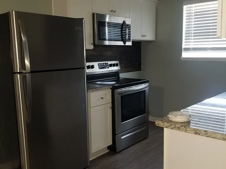 Avondale III Apartments — Photo 20
