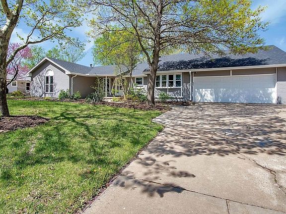 2nd image of 905 S Cypress Dr
